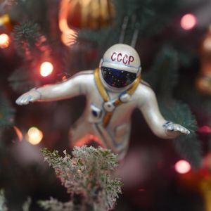 Елочная игрушка Космонавт в Космосе