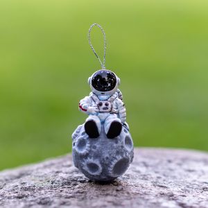 Елочная игрушка Космонавт на Луне