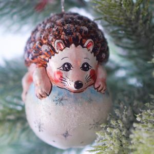 Елочная игрушка Ежик на снежке