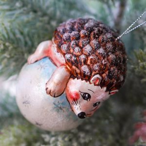 Елочная игрушка Ежик на снежке