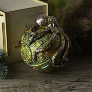Елочная игрушка шар с осьминогом