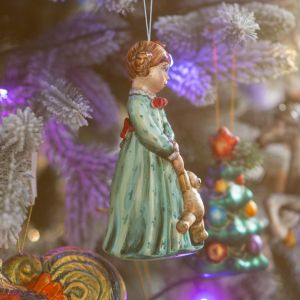 Елочная игрушка девочка с мишкой