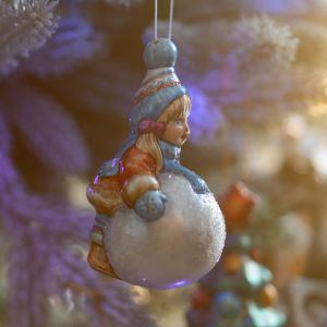 Елочная игрушка девочка лепит снеговика