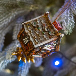 Елочная игрушка избушка на курьих ножках зимняя