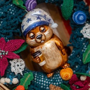 елочная игрушка сурок с кофейком