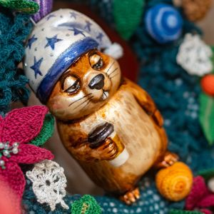 елочная игрушка сурок с кофейком