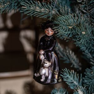 Елочная игрушка девочка с мишкой готика
