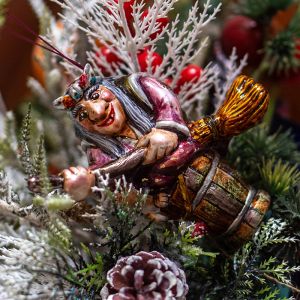 Елочная игрушка Баба Яга в ступе и с метлой