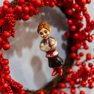 Елочная игрушка мальчик в национальном русском костюме