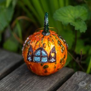Елочная игрушка тыква домик