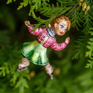 Елочная игрушка Девочка на коньках в клетчатом