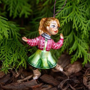 Елочная игрушка Девочка на коньках в клетчатом