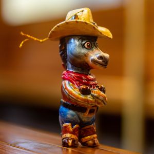 Елочная игрушка ослик на диком западе
