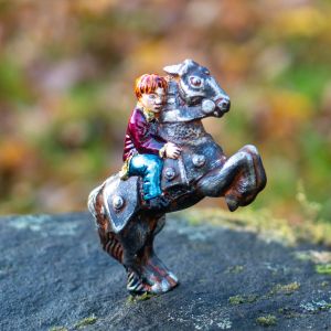 Елочная игрушка мальчик на коне верхом