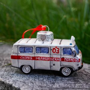 Елочная игрушка Скорая помощь машинка