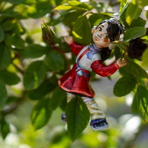 Елочная игрушка Девочка на коньках в красном