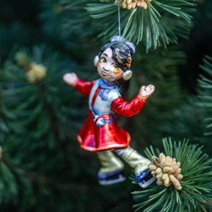 Елочная игрушка Девочка на коньках в красном