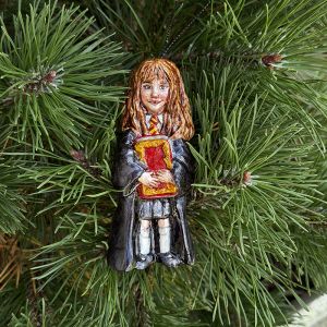 Елочная игрушка девочка с книгами