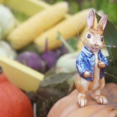 Елочная игрушка кролик в куртке
