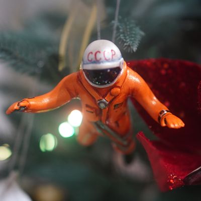 Елочная игрушка Космонавт в Космосе