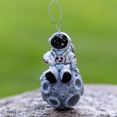 Елочная игрушка Космонавт на Луне