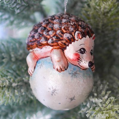 Елочная игрушка Ежик на снежке