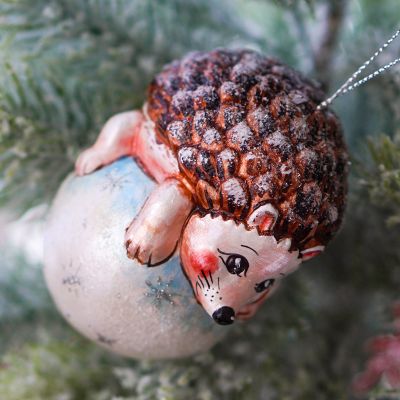 Елочная игрушка Ежик на снежке