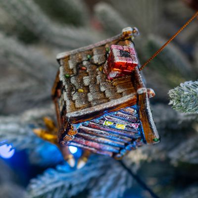 Елочная игрушка избушка на курьих ножках зимняя