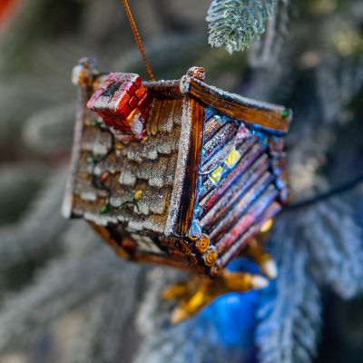 Елочная игрушка избушка на курьих ножках зимняя