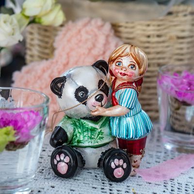 Елочная игрушка девочка с пандойЕлочная игрушка девочка с пандой