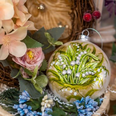 Елочная игрушка медальон с ландышами