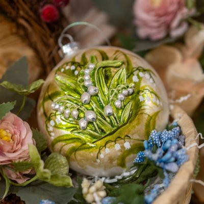 Елочная игрушка медальон с ландышами