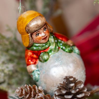 Елочная игрушка мальчик со снежком