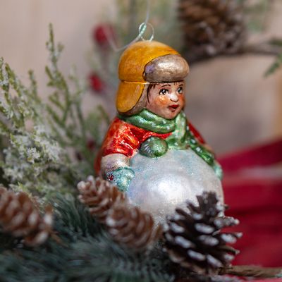 Елочная игрушка мальчик со снежком