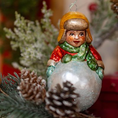 Елочная игрушка мальчик со снежком