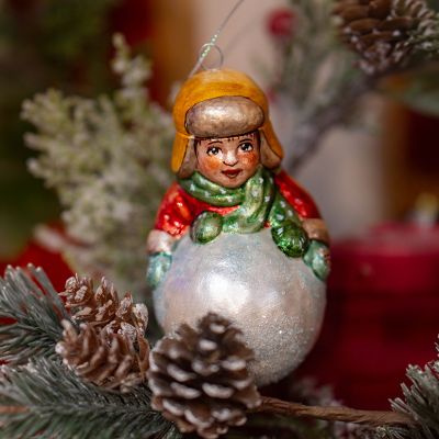 Елочная игрушка мальчик со снежком