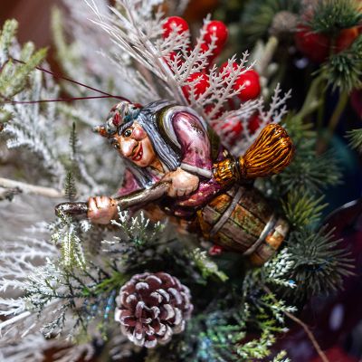 Елочная игрушка Баба Яга в ступе и с метлой