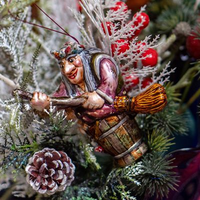 Елочная игрушка Баба Яга в ступе и с метлой