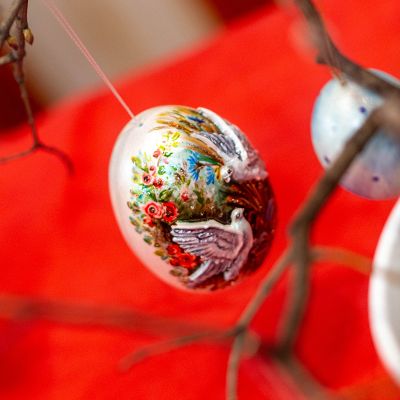 пасхальное яйцо с голубем и горлицей