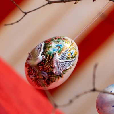 пасхальное яйцо с голубем и горлицей