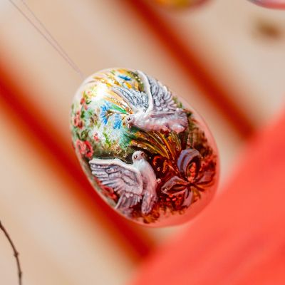 пасхальное яйцо с голубем и горлицей