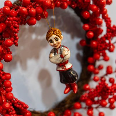 Елочная игрушка мальчик в национальном русском костюме