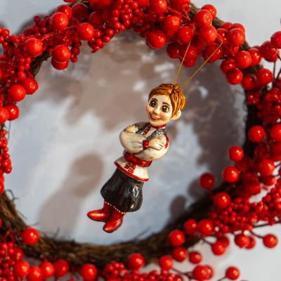 Елочная игрушка мальчик в национальном русском костюме