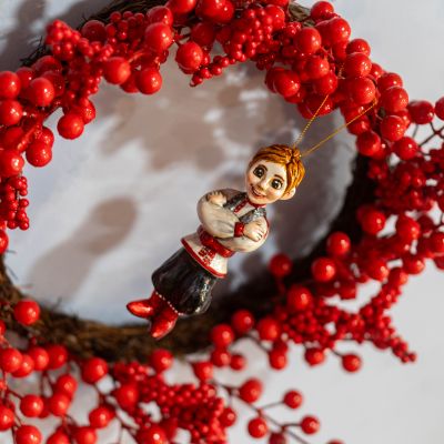 Елочная игрушка мальчик в национальном русском костюме