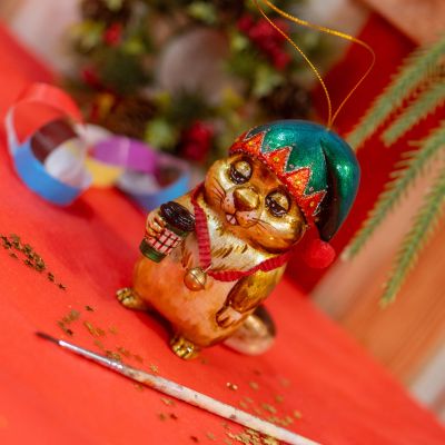 Елочная игрушка сурок новогодний эльф с кофе