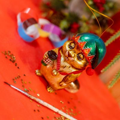 Елочная игрушка сурок новогодний эльф с кофе