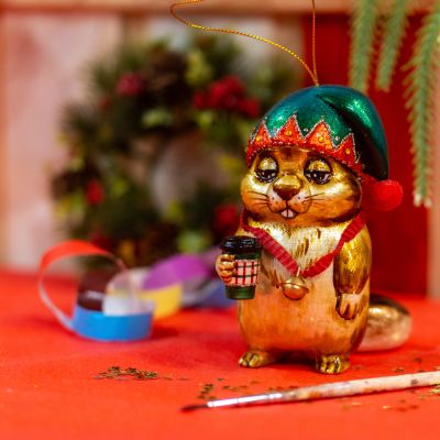 Елочная игрушка сурок новогодний эльф с кофе