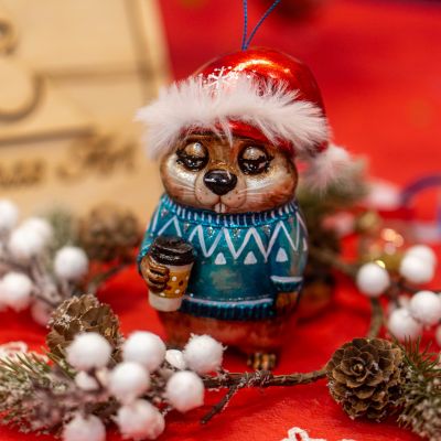 Елочная игрушка сурок сонный с капучино