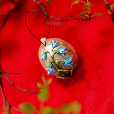 пасхальное яйцо с бабочой и подснежником