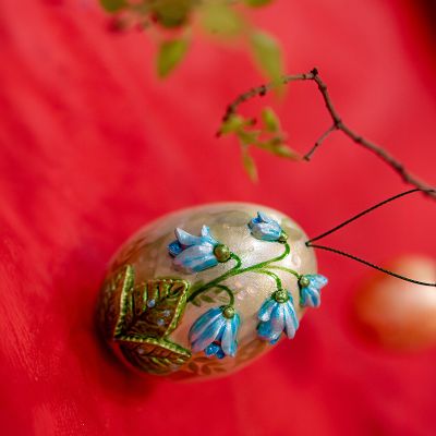 пасхальное яйцо с бабочой и подснежником